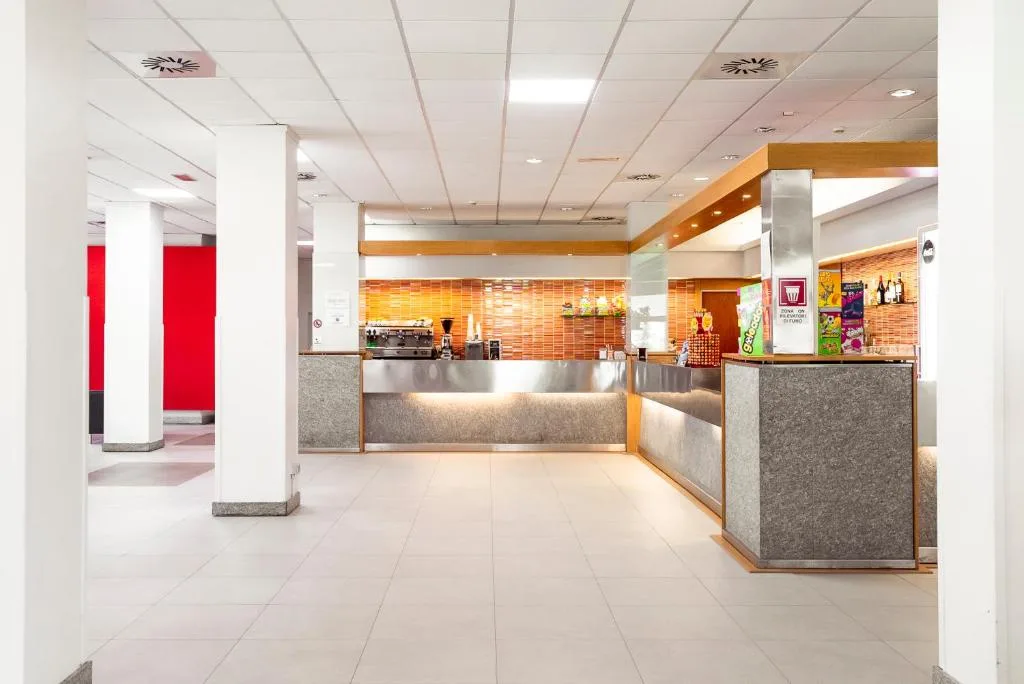 Hall reception dell'hotel con bancone e pavimento chiaro
