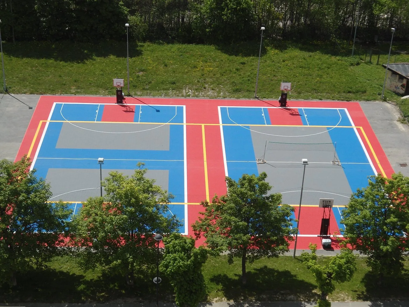 Campi sportivi esterni per basket e pallavolo visti dall'alto